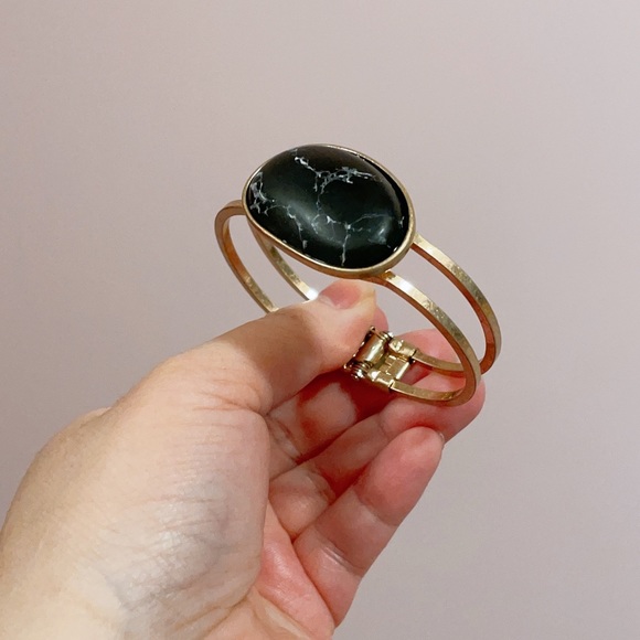 Gold Bangle with a faux black marble stone - Picture 2 of 3
